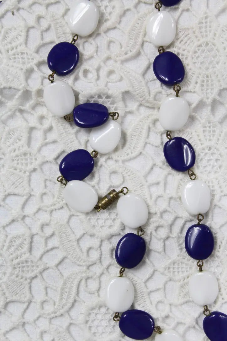 Collier ancien vintage bleu et blanc perles verre seconde main - la friperie vintage 25