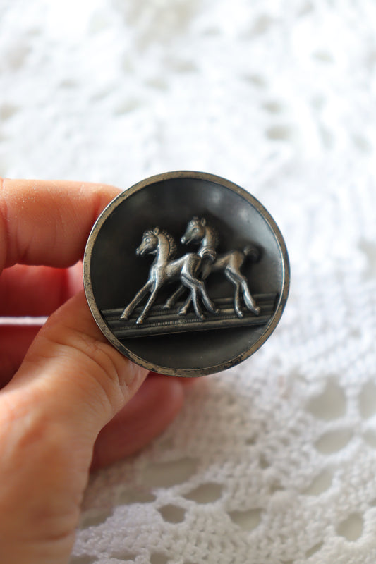Broche antique métal argenté chevaux la friperie vintage 25