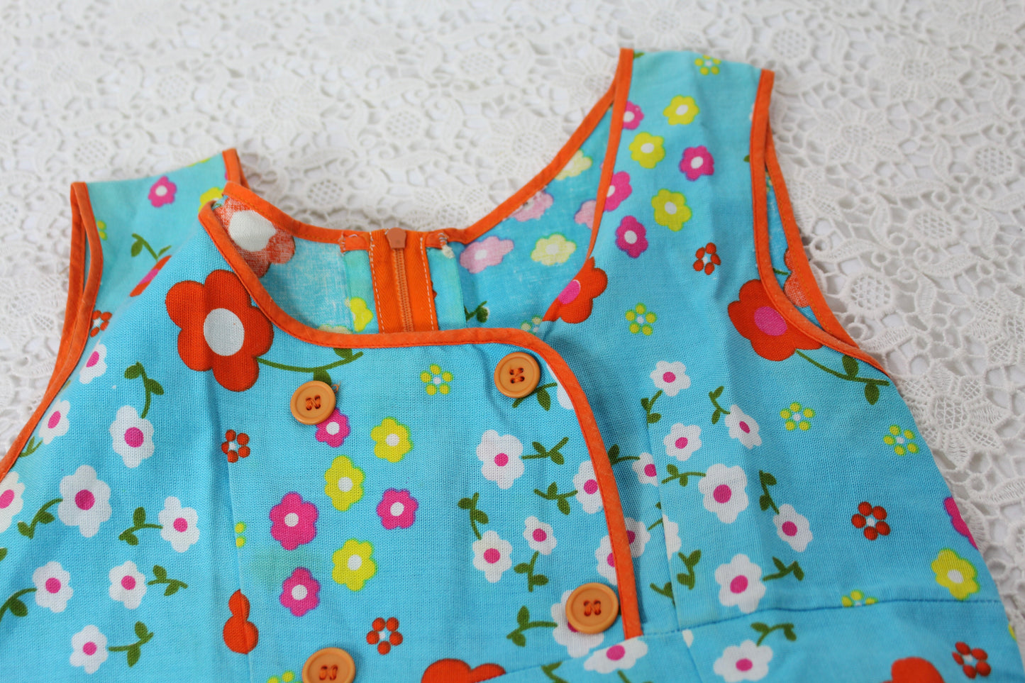 Robe courte vintage bleu motifs fleurs orange sans manches la friperie vintage 25