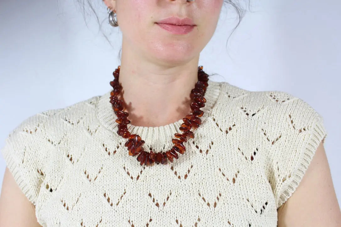 Collier ancien ambre foncé perles chips seconde-main - la friperie vintage 25