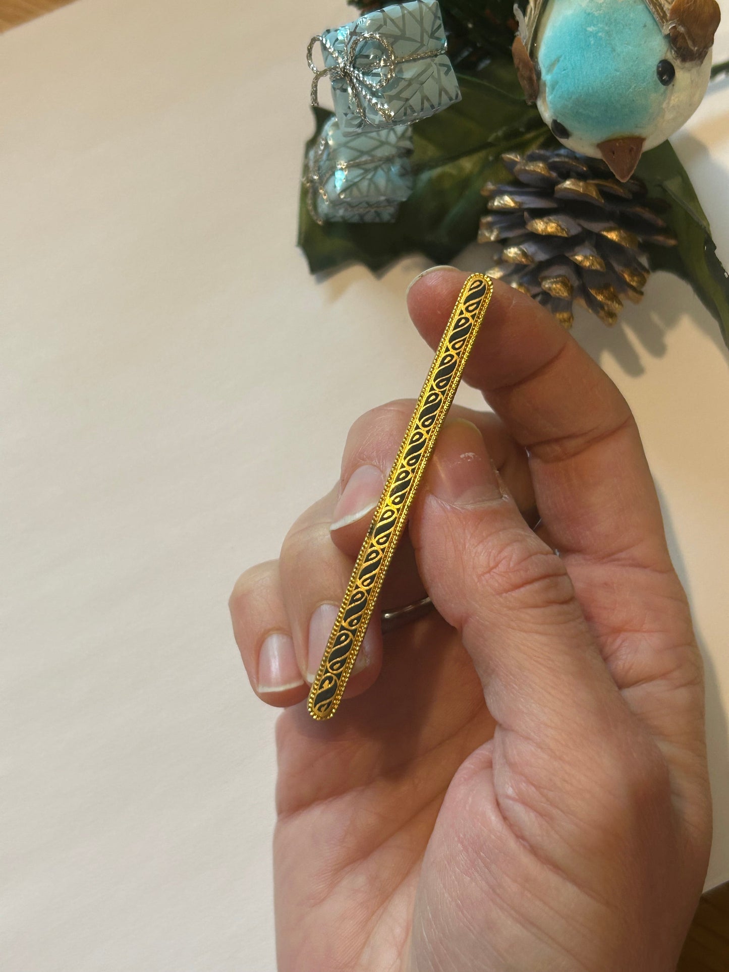 Broche vintage émaillée noire et or la friperie vintage 25