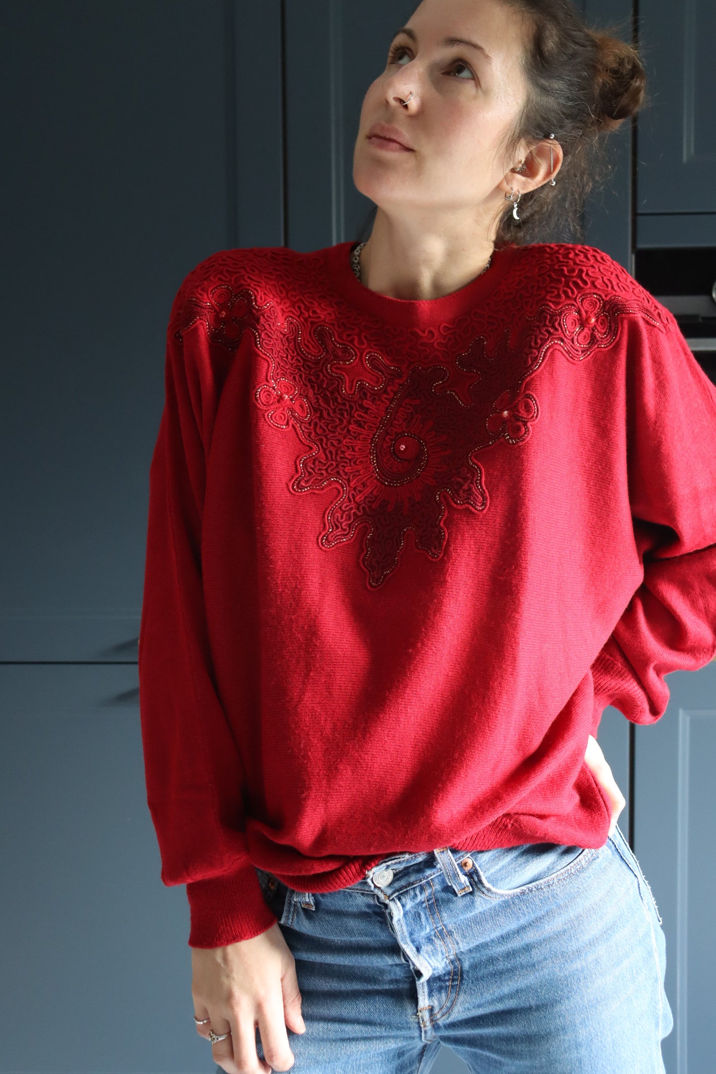 Pull over vintage rouge à broderies la friperie vintage 25