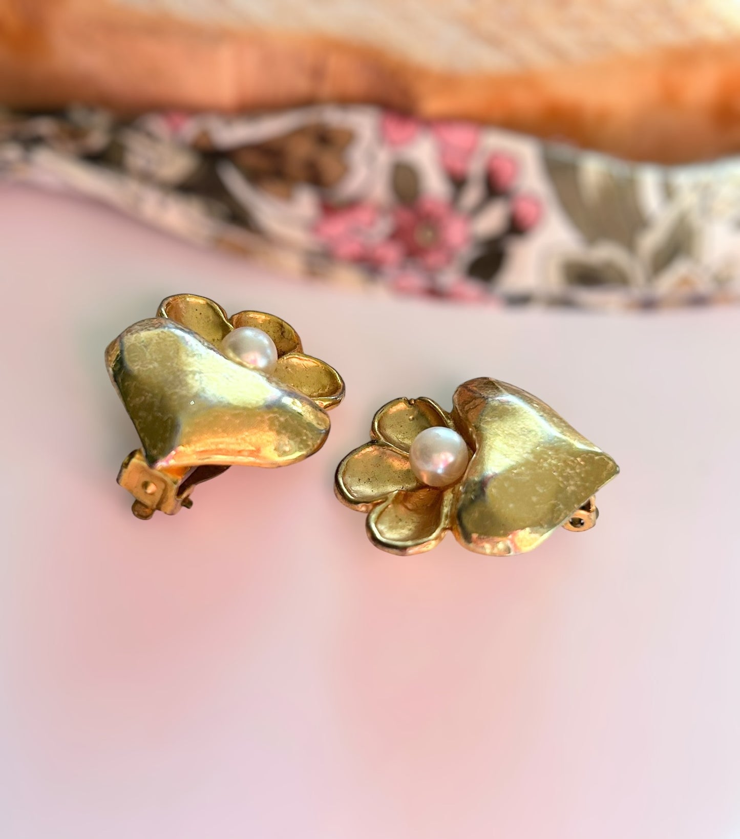 Boucles d'oreille clips vintage coeur et fleur métal doré la friperie vintage 25
