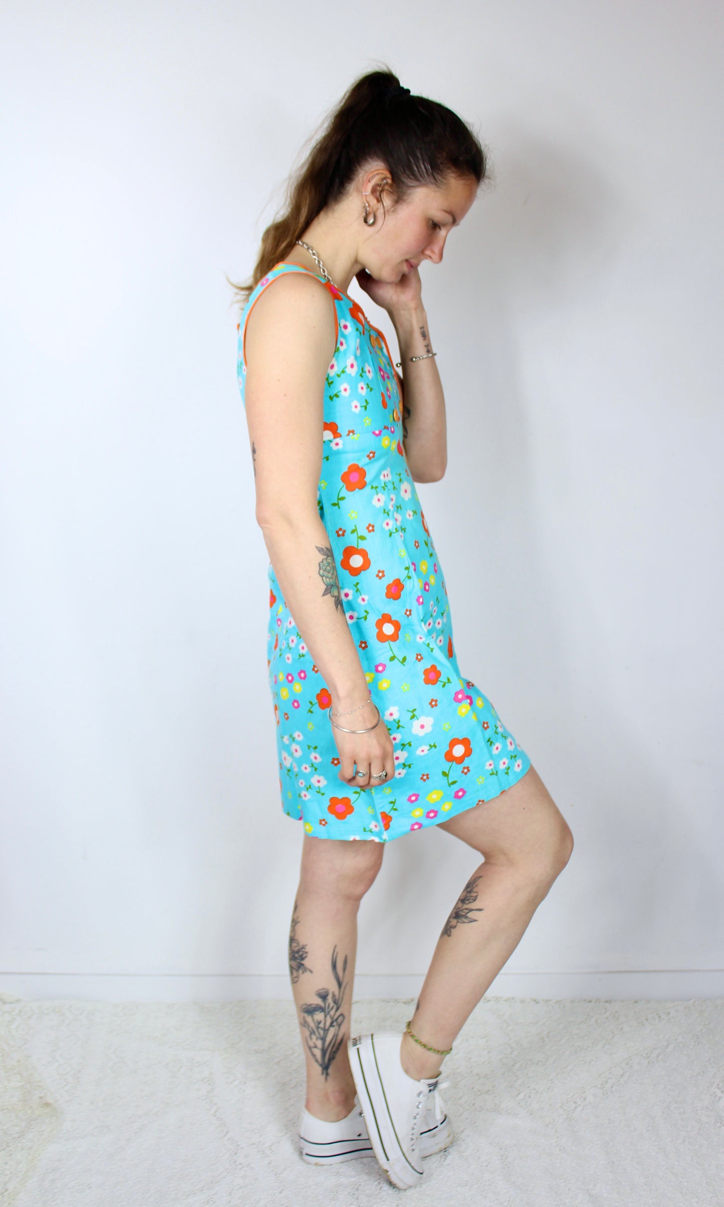 Robe courte vintage bleu motifs fleurs orange sans manches la friperie vintage 25