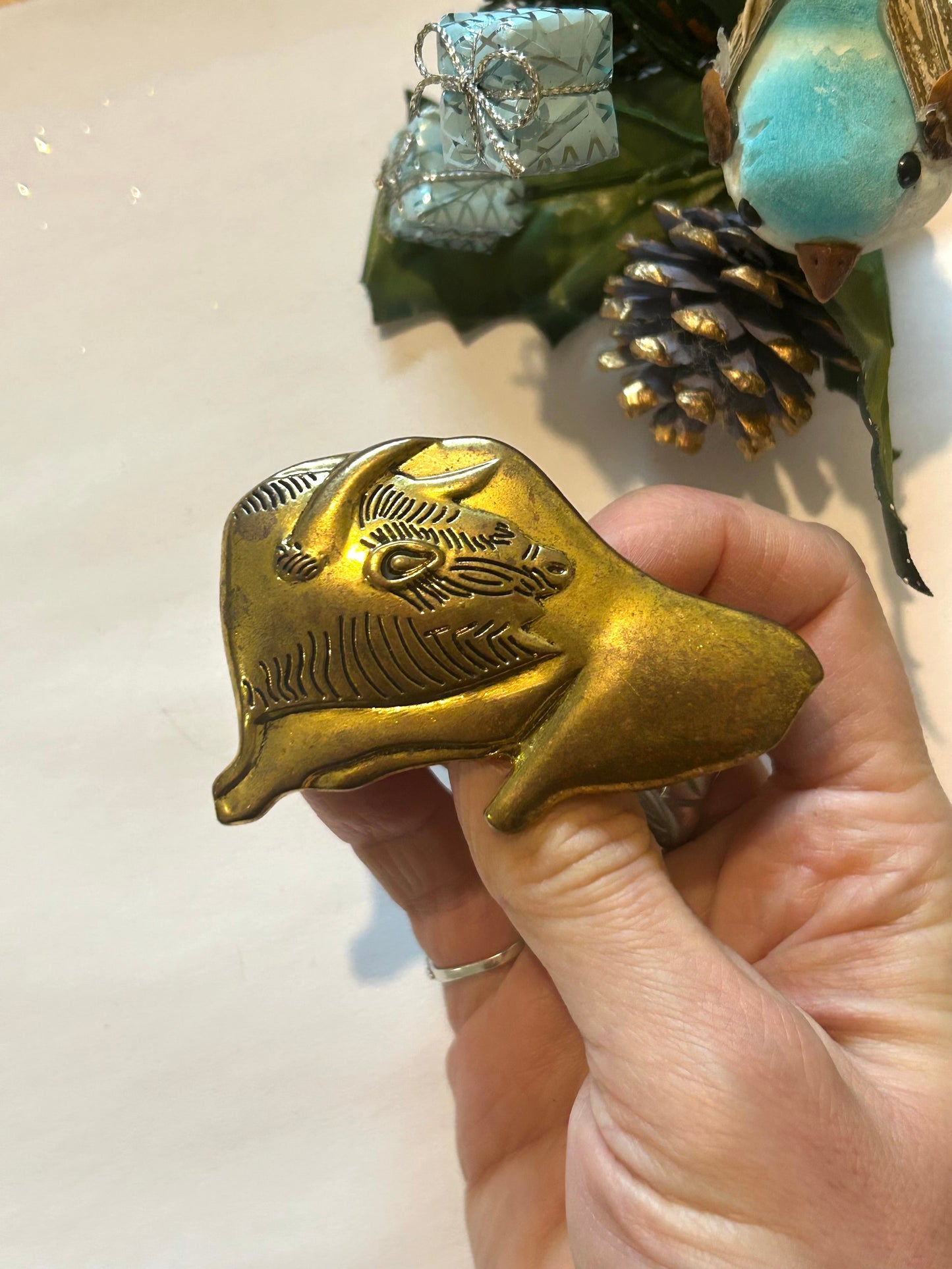 Broche vintage bison préhistorique métal doré la friperie vintage 25