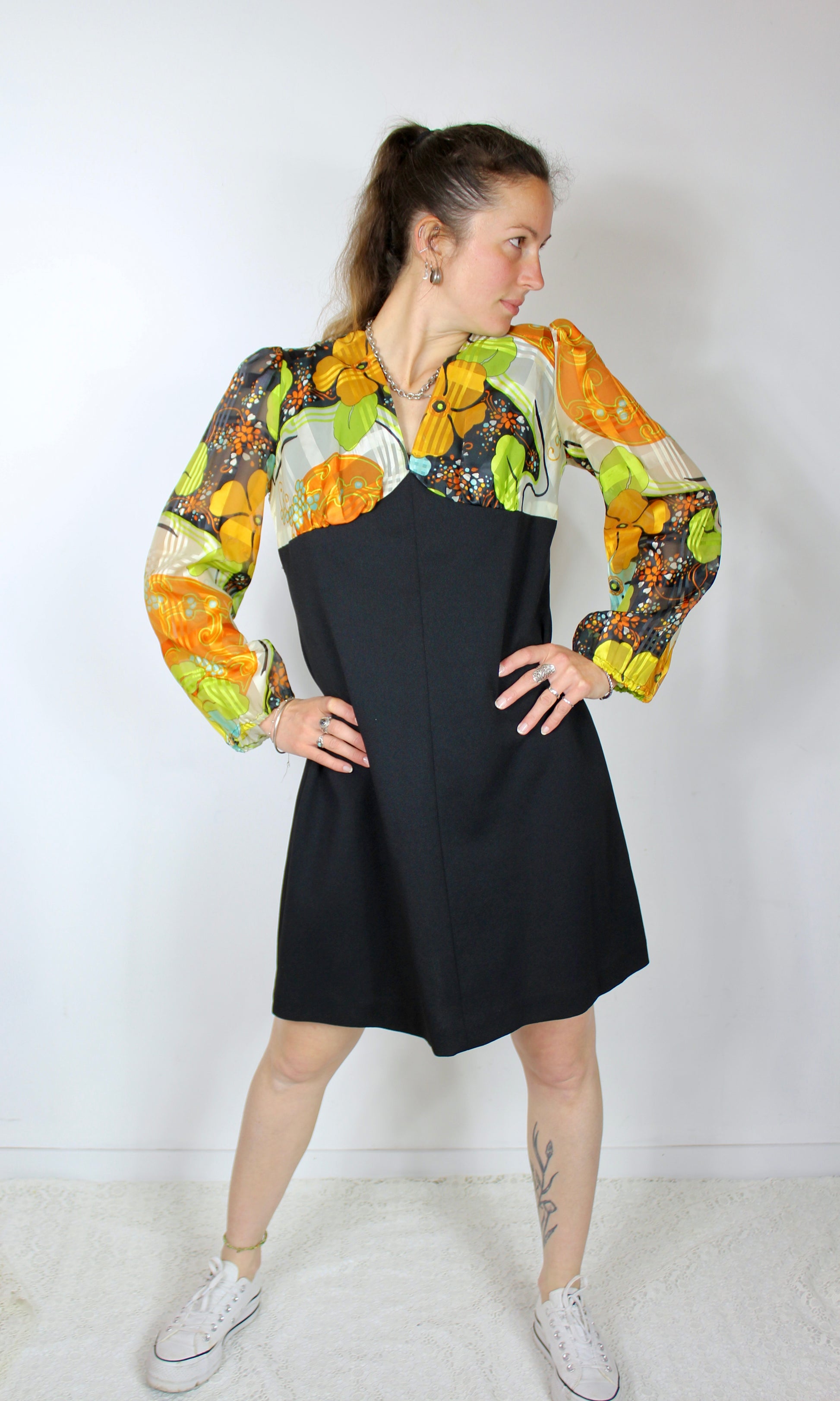 Robe vintage années 70 manches bouffantes transparentes orange motifs la friperie vintage 25