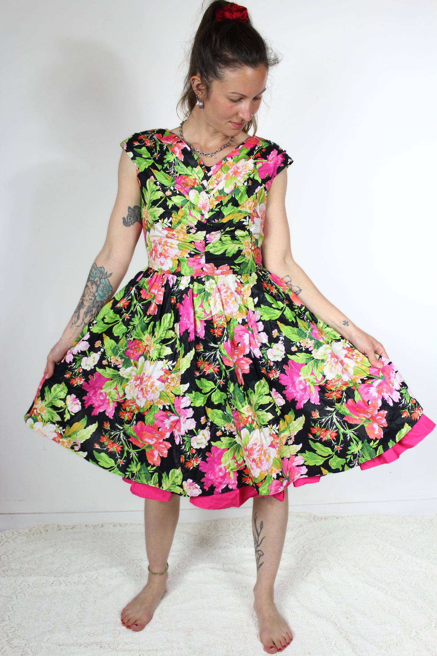 Robe swing vintage fleurie noir rose Palais Royal la friperie vintage 25