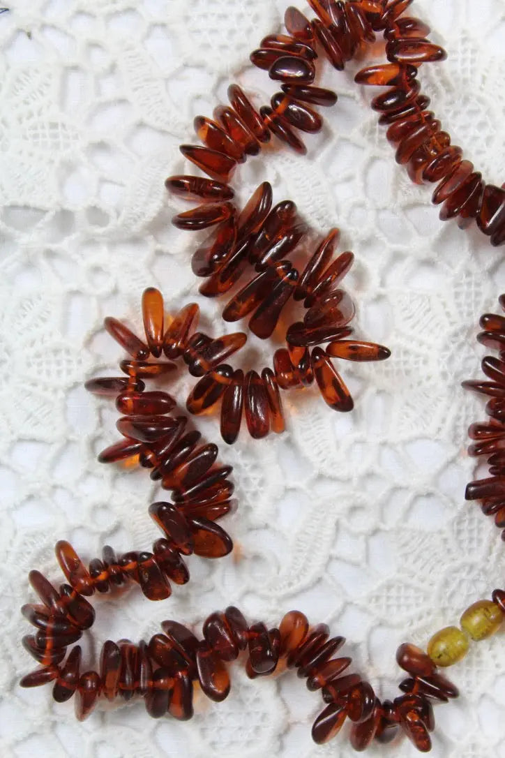 Collier ancien ambre foncé perles chips seconde-main - la friperie vintage 25