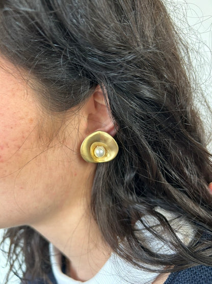 Boucles d'oreille clips vintage fleur métal doré et perle nacrée