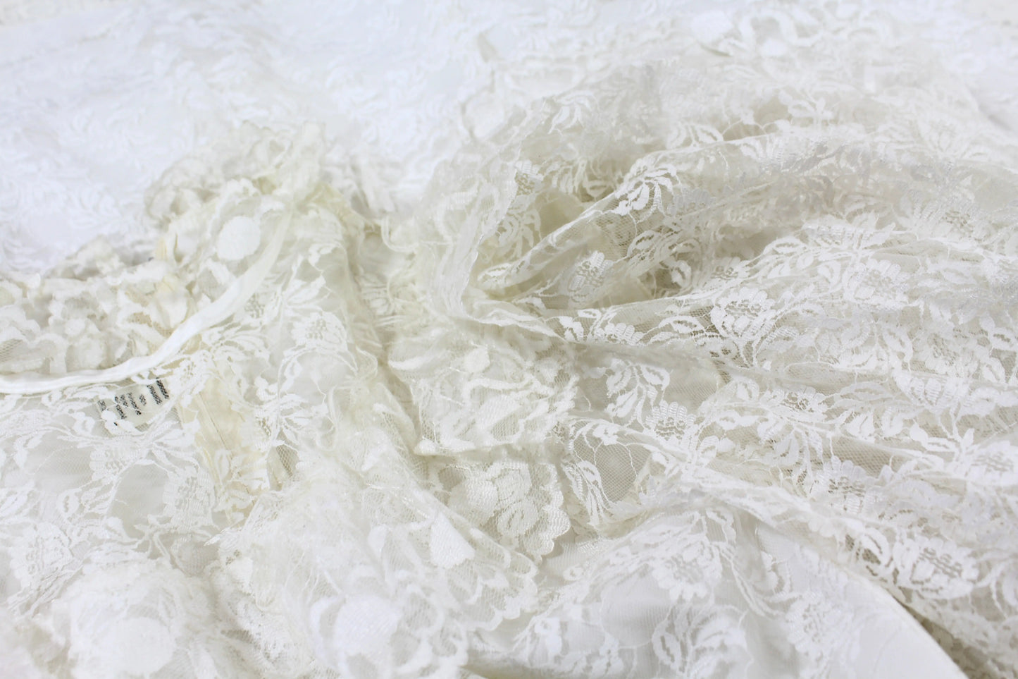 Robe de mariée vintage dentelle blanche manches bouffantes France - la friperie vintage 25