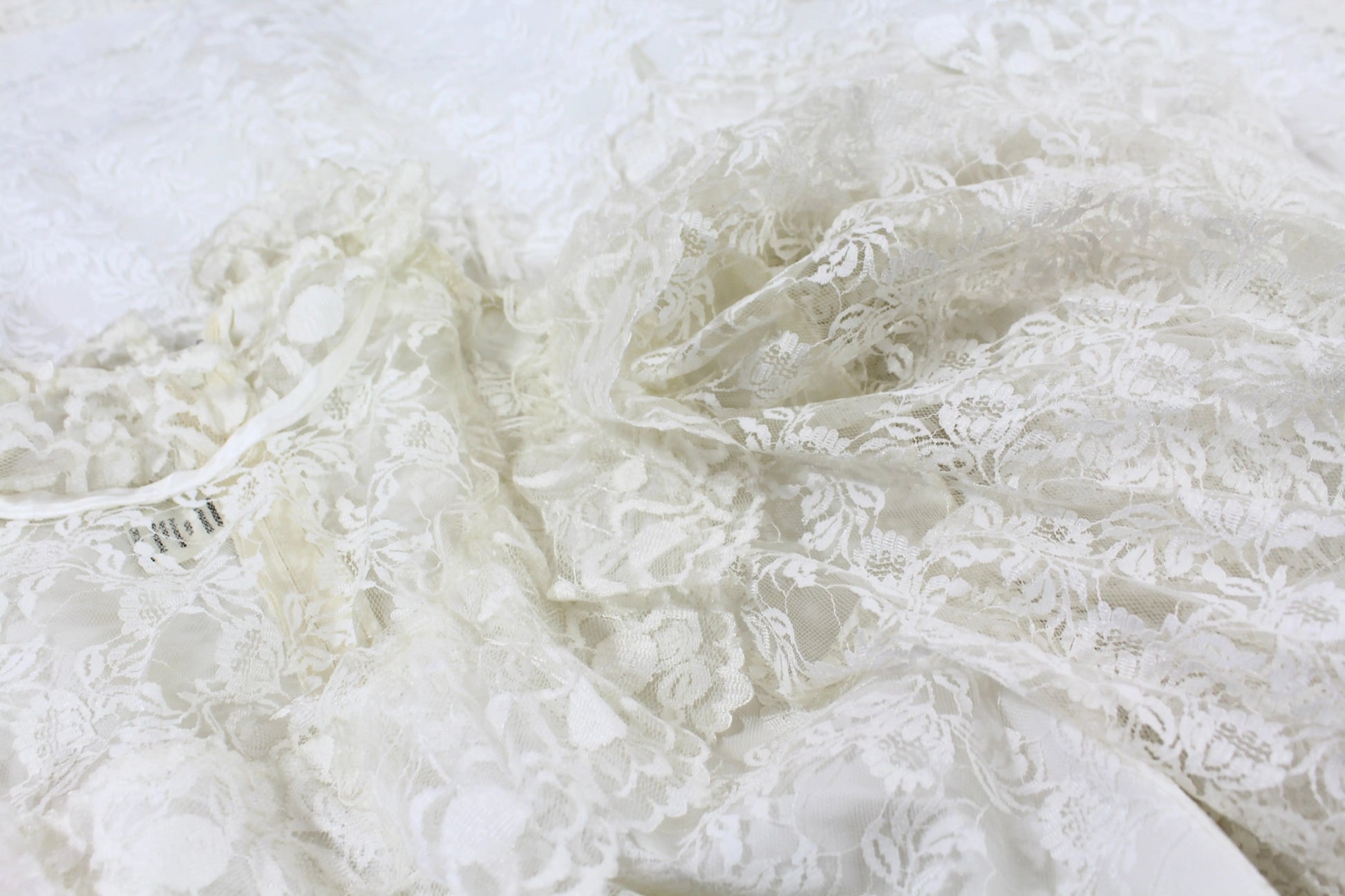 Robe de mariée vintage dentelle blanche manches bouffantes France - la friperie vintage 25