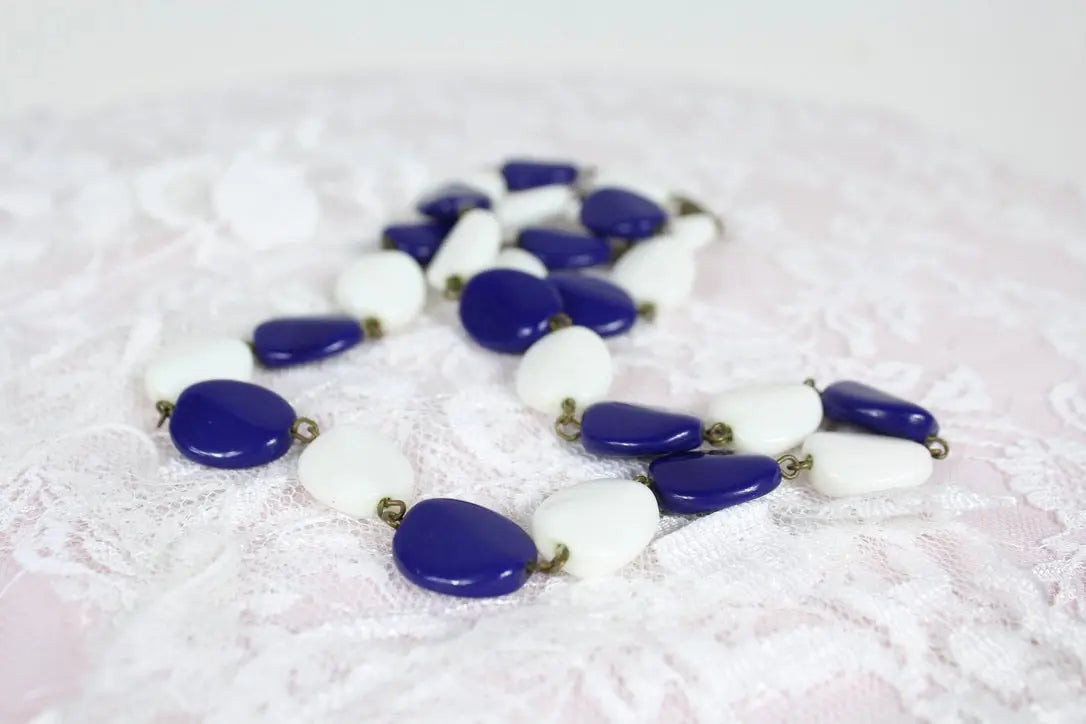 Collier ancien vintage bleu et blanc perles verre seconde main - la friperie vintage 25