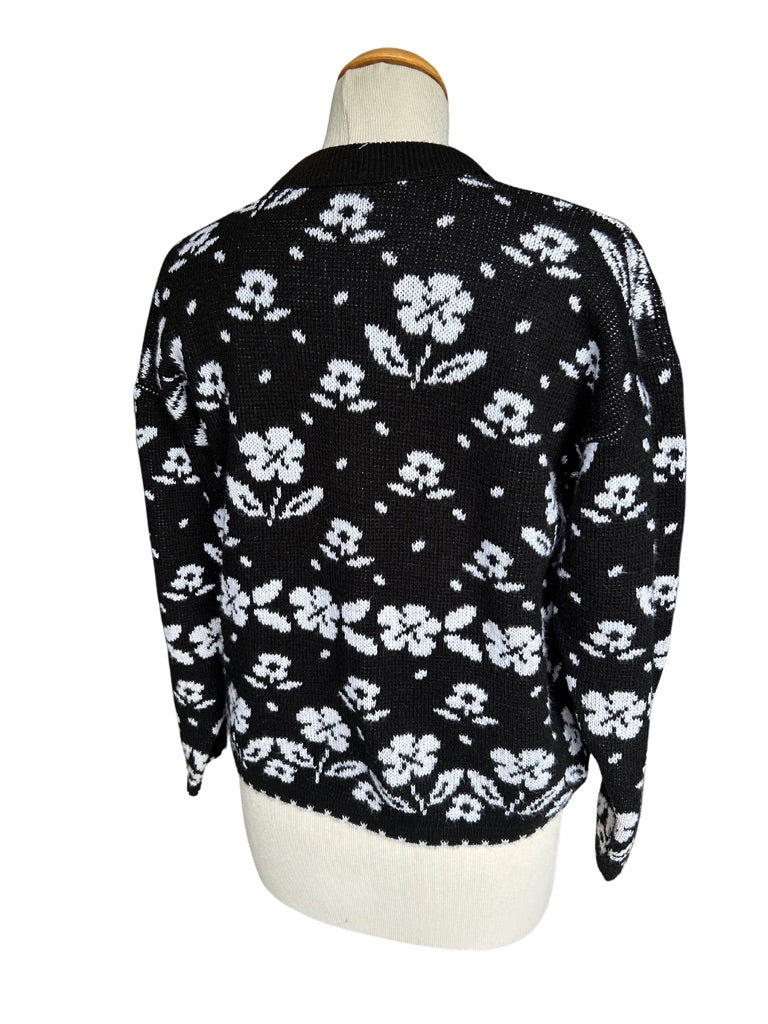 Pull over vintage noir et blanc motifs fleuris la friperie vintage 25