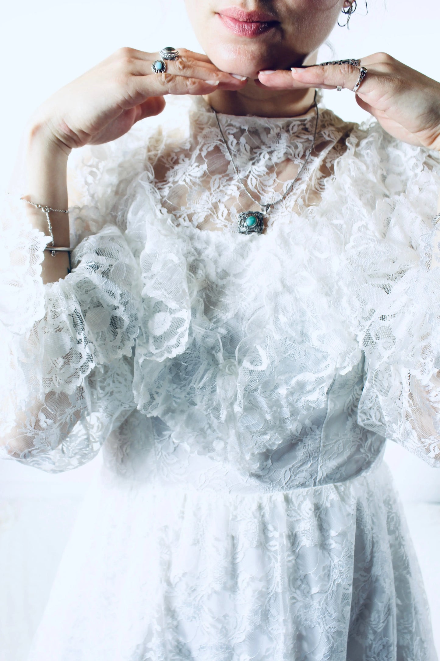 Robe de mariée vintage dentelle blanche manches bouffantes France - la friperie vintage 25