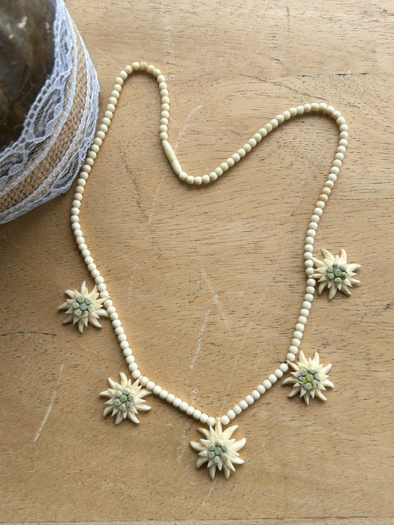 Collier vintage Edelweiss en corne la friperie vintage 25