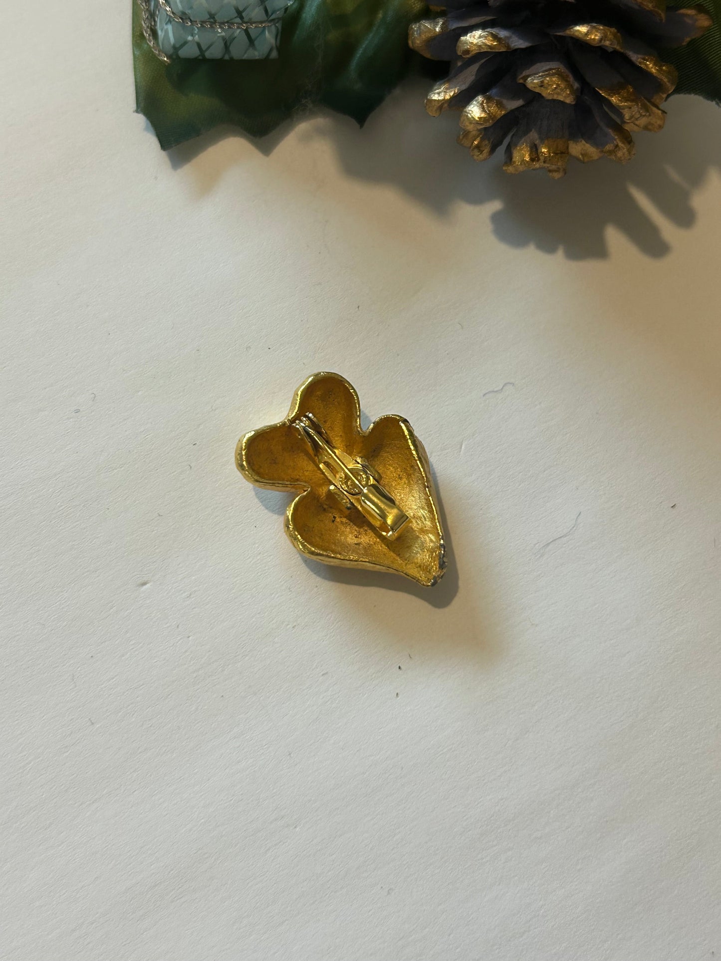 Broche vintage double cœur martelé doré – Années 1970 la friperie vintage 25