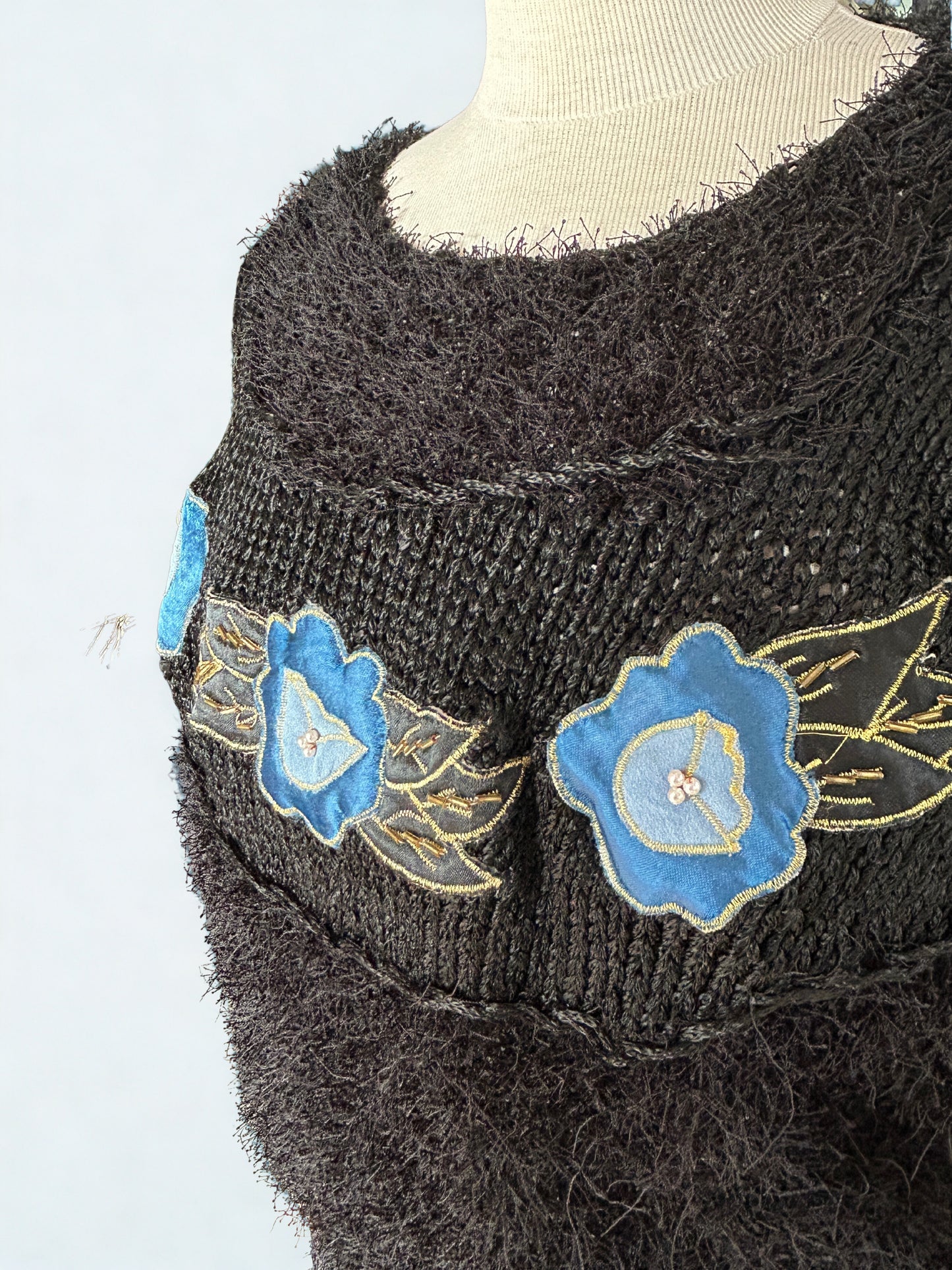 Pull vintage noir brodé fleurs bleues