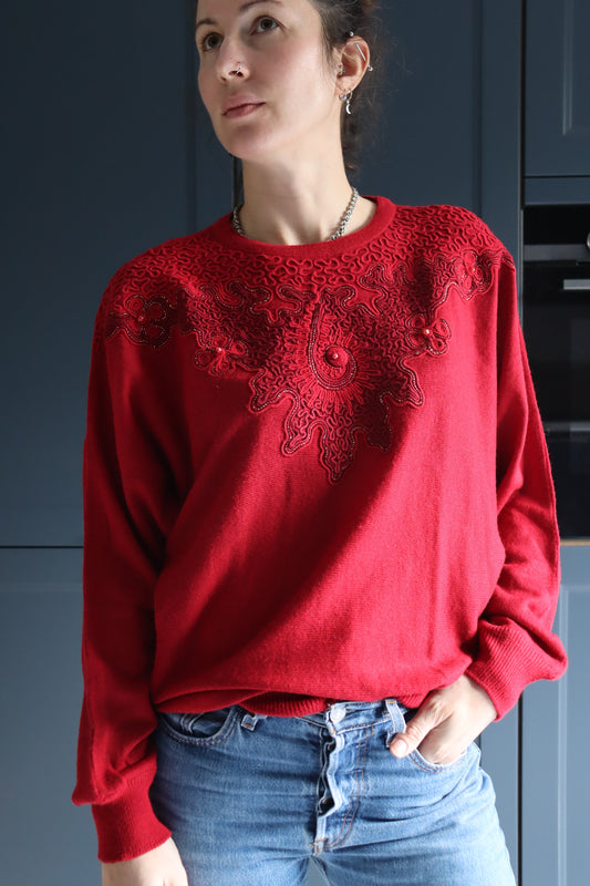 Pull over vintage rouge à broderies la friperie vintage 25