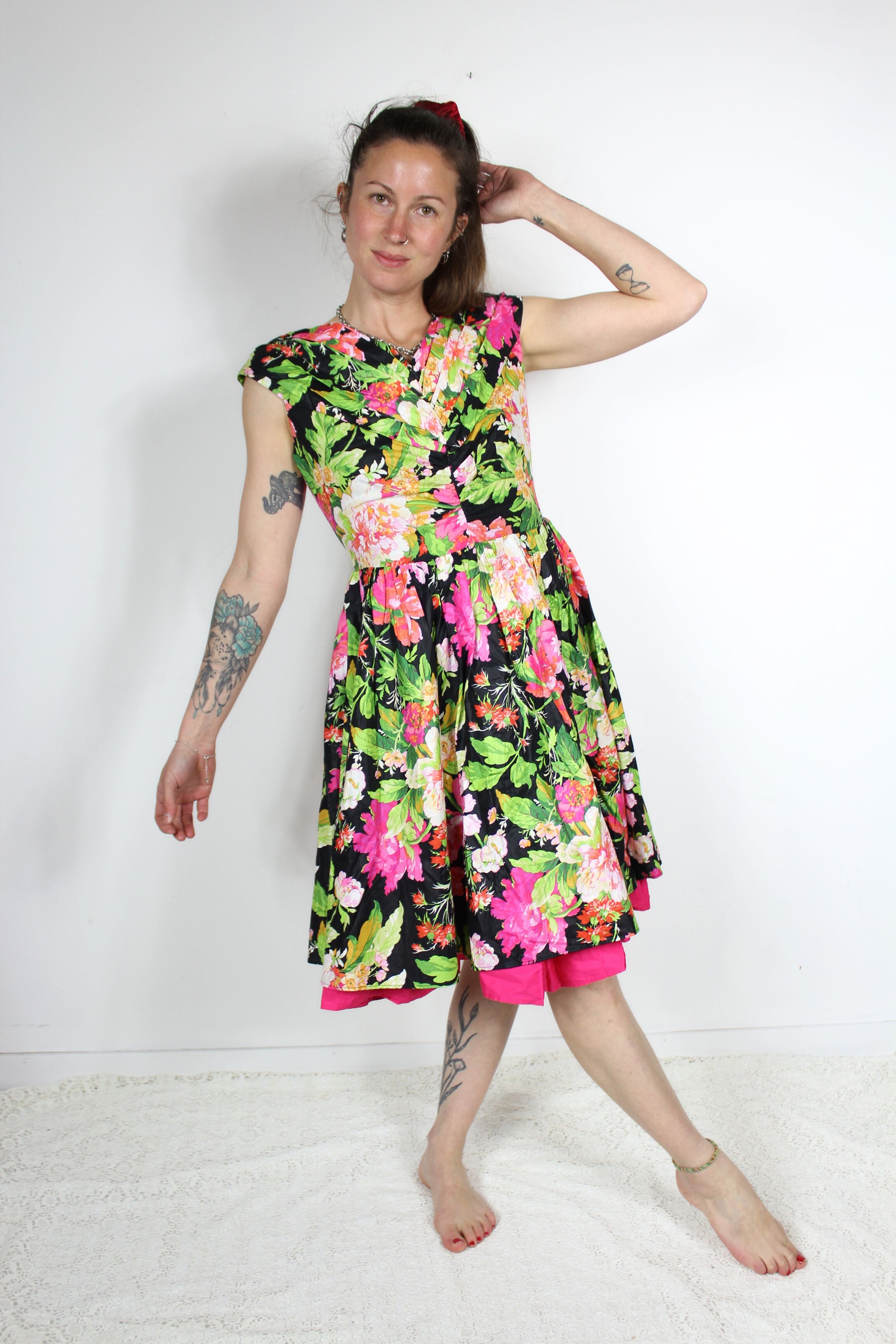 Robe swing vintage fleurie noir rose Palais Royal la friperie vintage 25