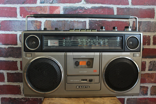 Boombox vintage Sanyo M9930LU radio cassette vintage