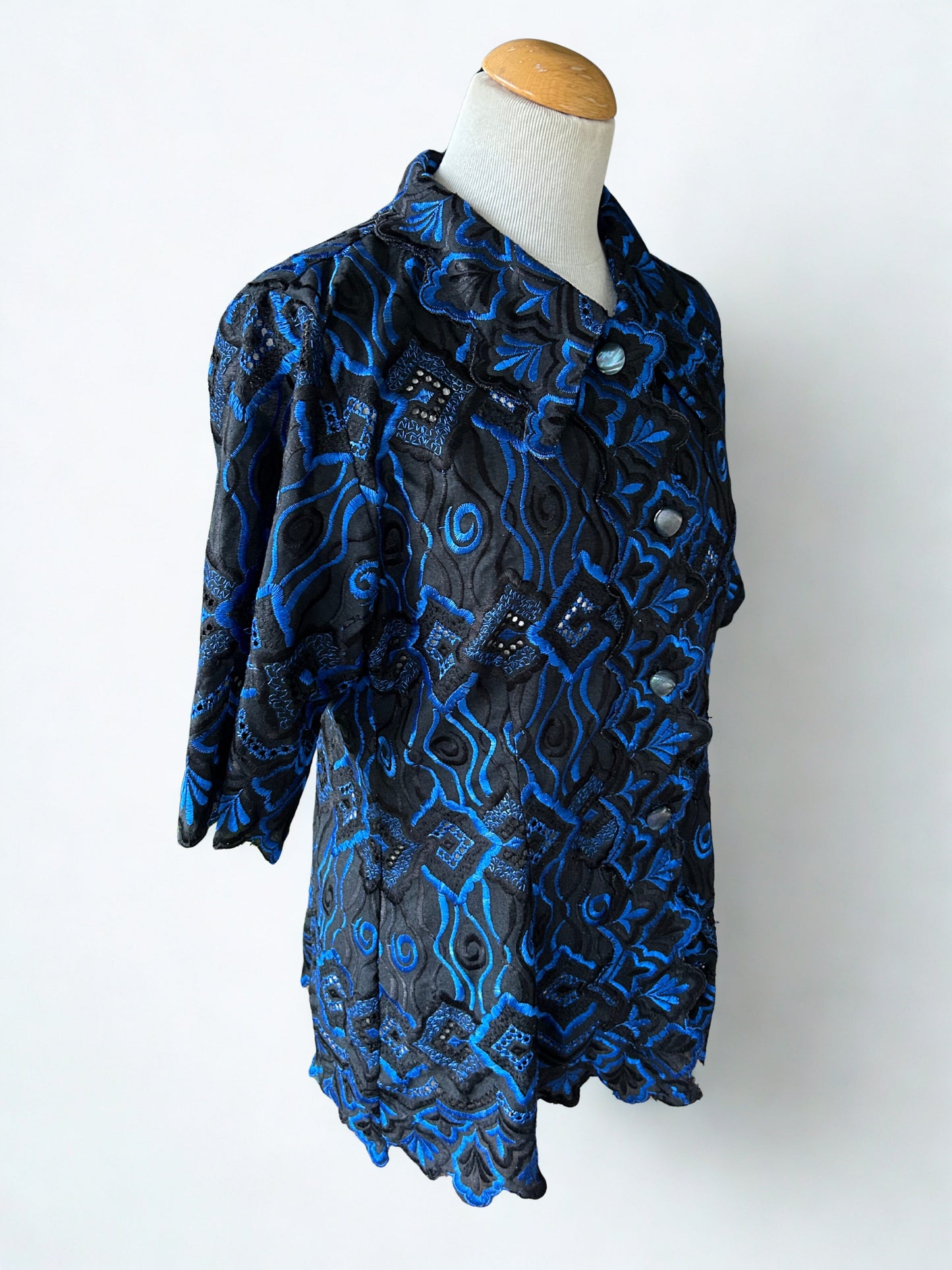 Tunique vintage brodée noir bleu la friperie vintage 25