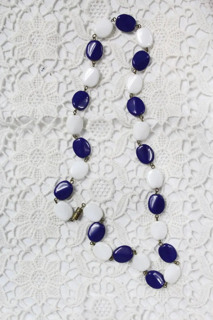 Collier ancien vintage bleu et blanc perles verre seconde main - la friperie vintage 25