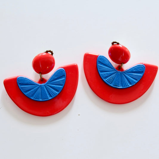 Paire boucles d'oreille clips vintage années 70 plastique rouge bleu pendantes