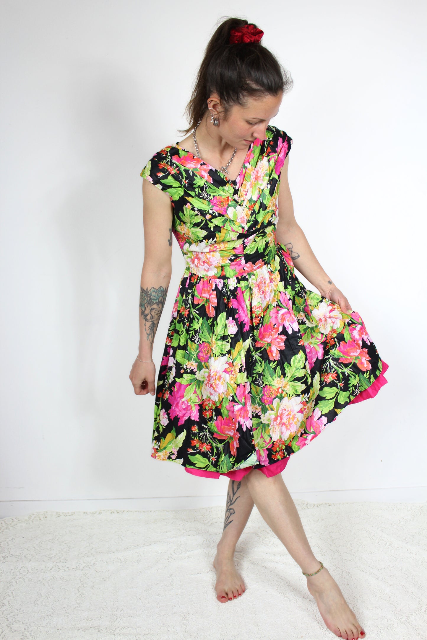 Robe swing vintage fleurie noir rose Palais Royal la friperie vintage 25