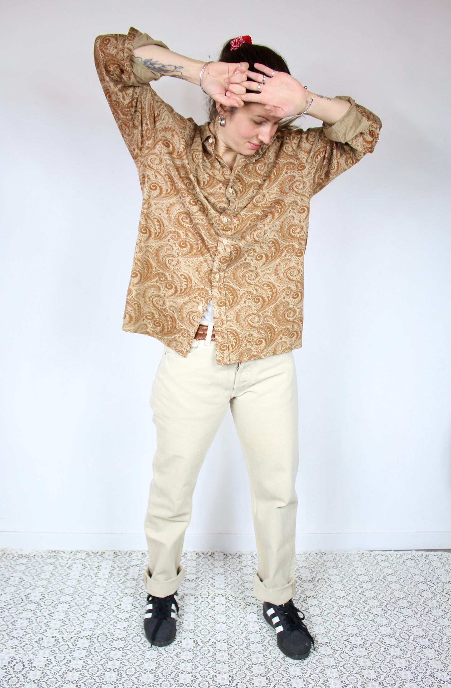 Chemise vintage beige à motifs marron foulard en coton la friperie vintage 25