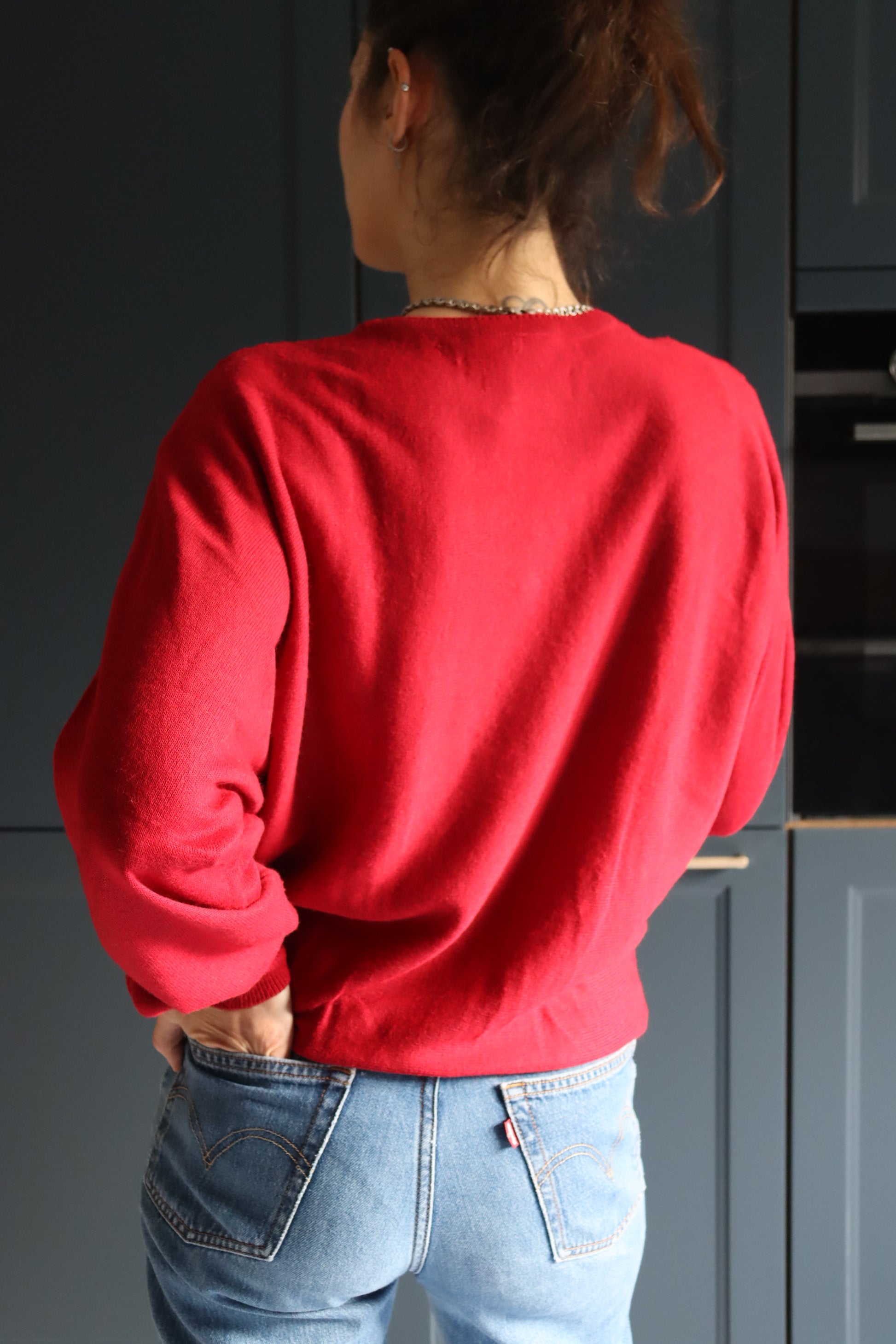 Pull over vintage rouge à broderies la friperie vintage 25