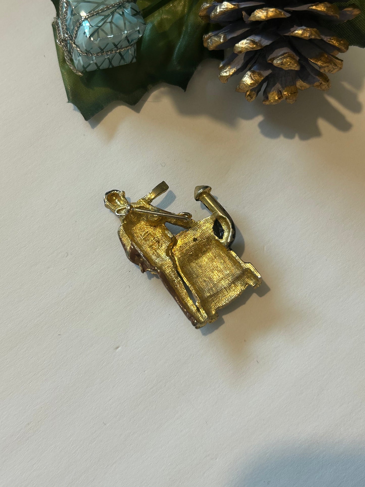 Broche vintage vendeur de marrons chauds – scène parisienne la friperie vintage 25