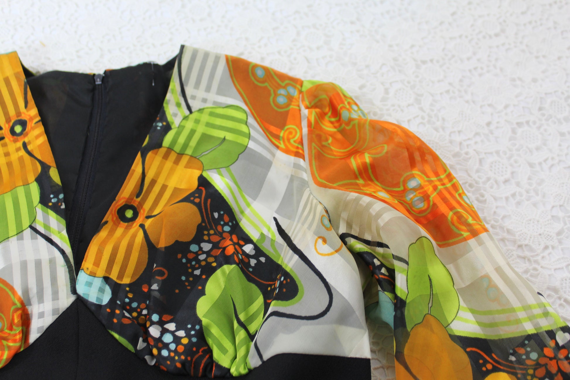 Robe vintage années 70 manches bouffantes transparentes orange motifs la friperie vintage 25