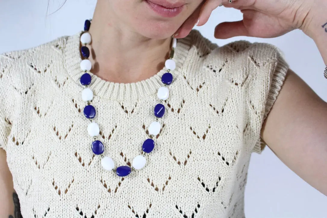 Collier ancien vintage bleu et blanc perles verre seconde main - la friperie vintage 25