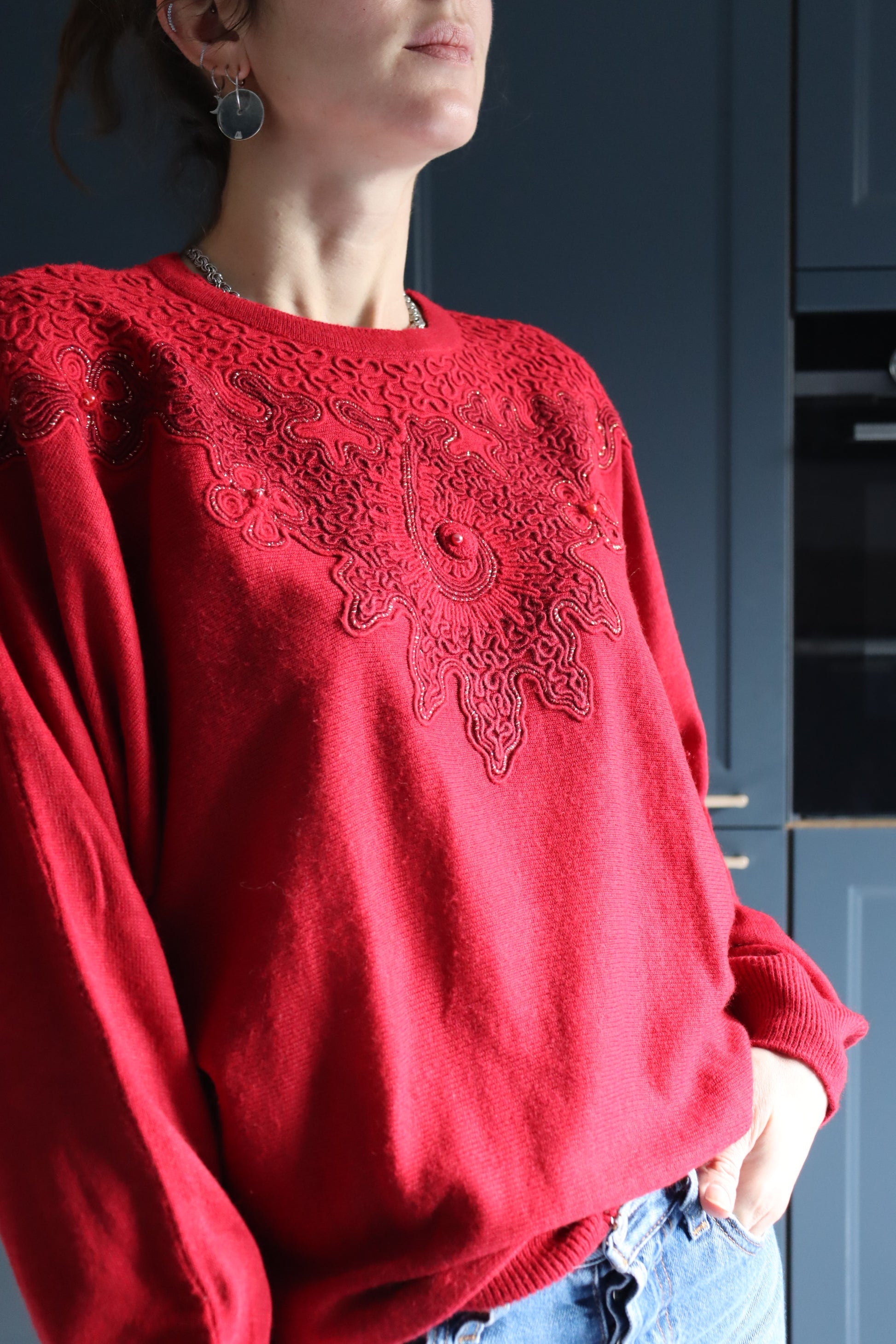 Pull over vintage rouge à broderies la friperie vintage 25