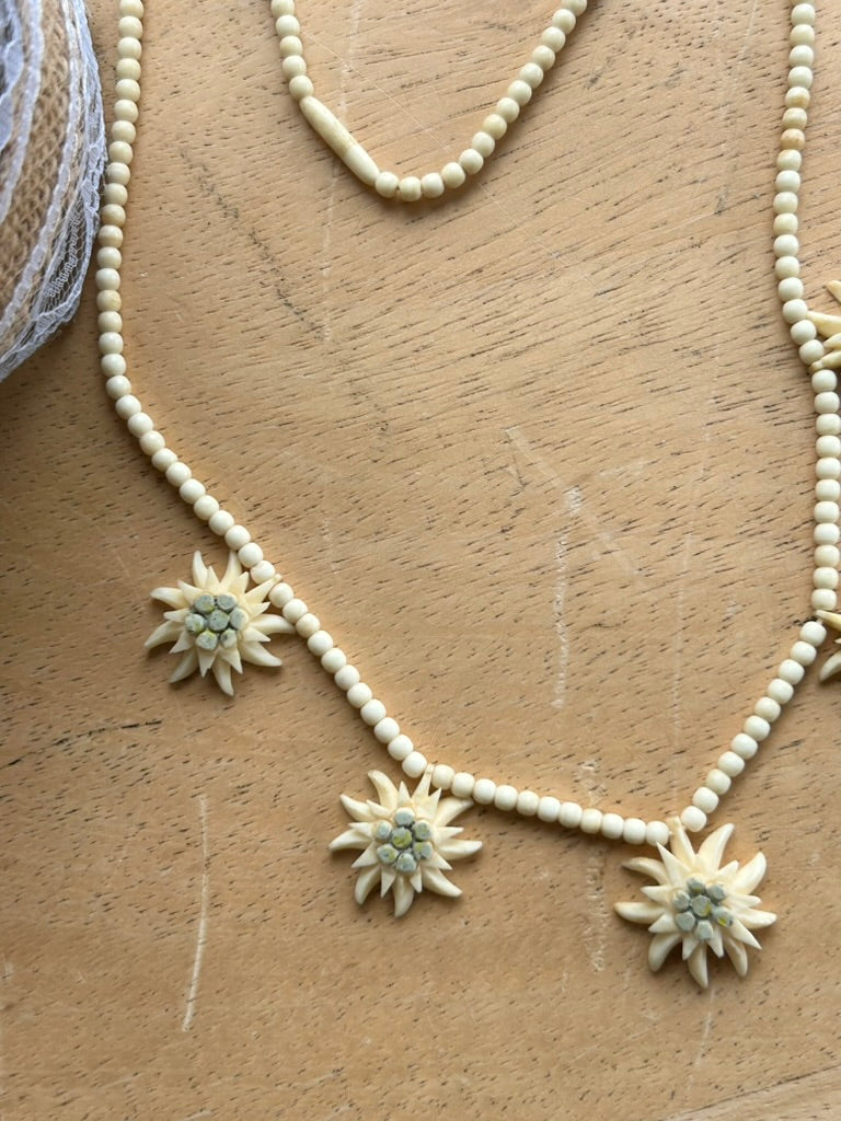 Collier vintage Edelweiss en corne la friperie vintage 25