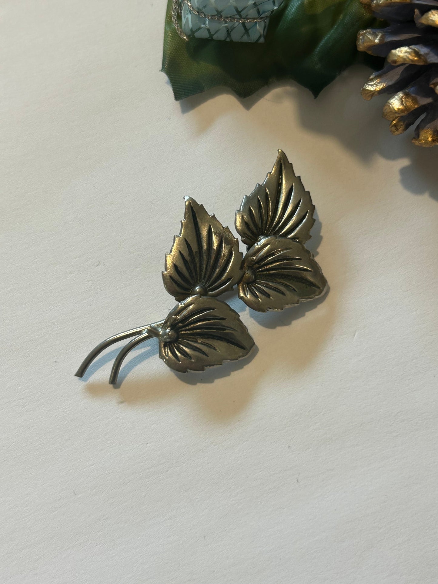Broche vintage feuillage argenté – 3 feuilles sculptées la friperie vintage 25