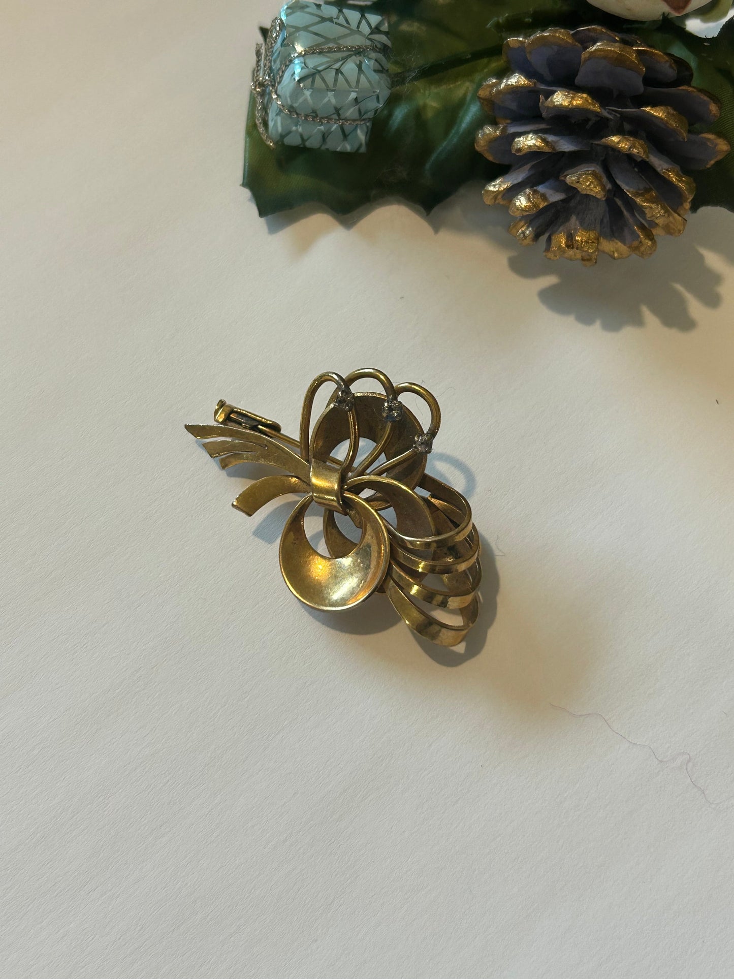 Broche vintage noeud doré graphique la friperie vintage 25