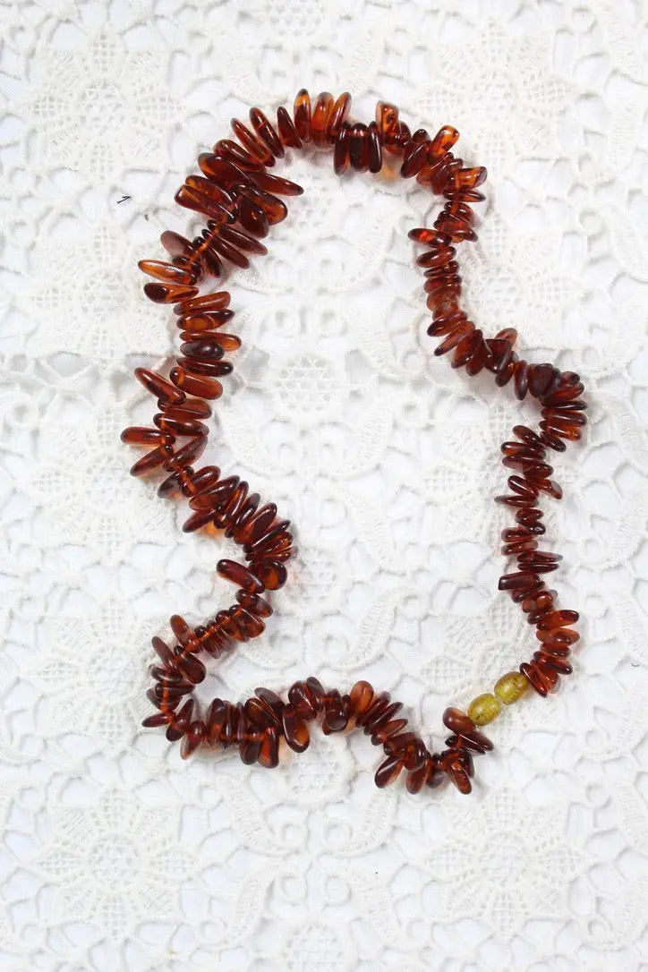 Collier ancien ambre foncé perles chips seconde-main - la friperie vintage 25
