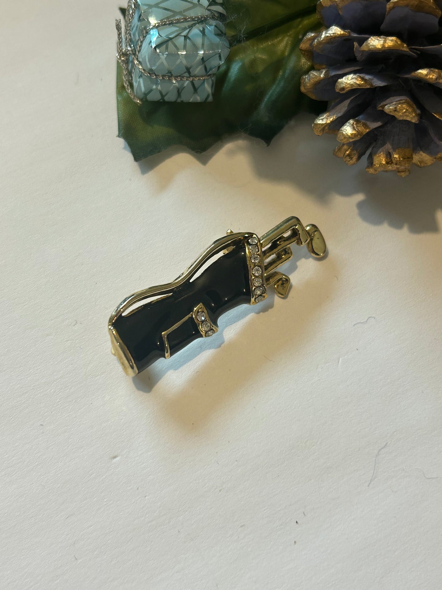 Broche vintage sac de golf – émail noir & strass la friperie vintage 25