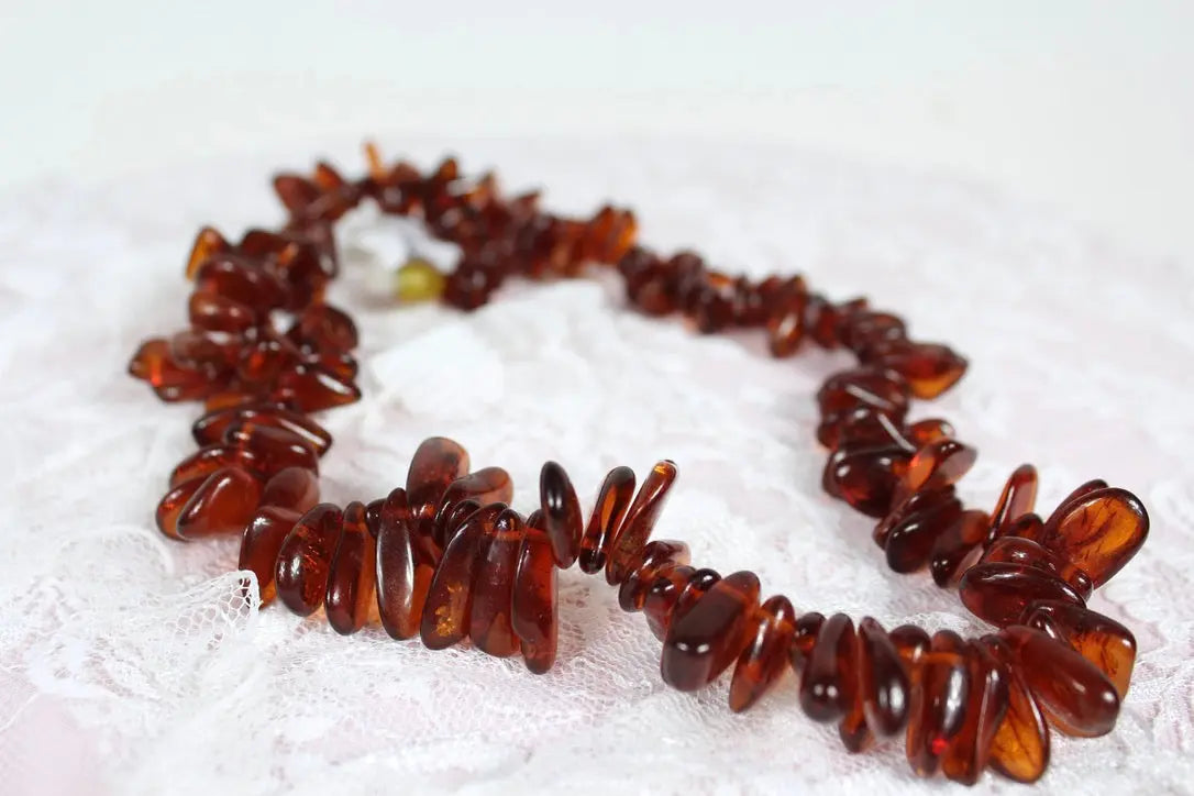 Collier ancien ambre foncé perles chips seconde-main - la friperie vintage 25