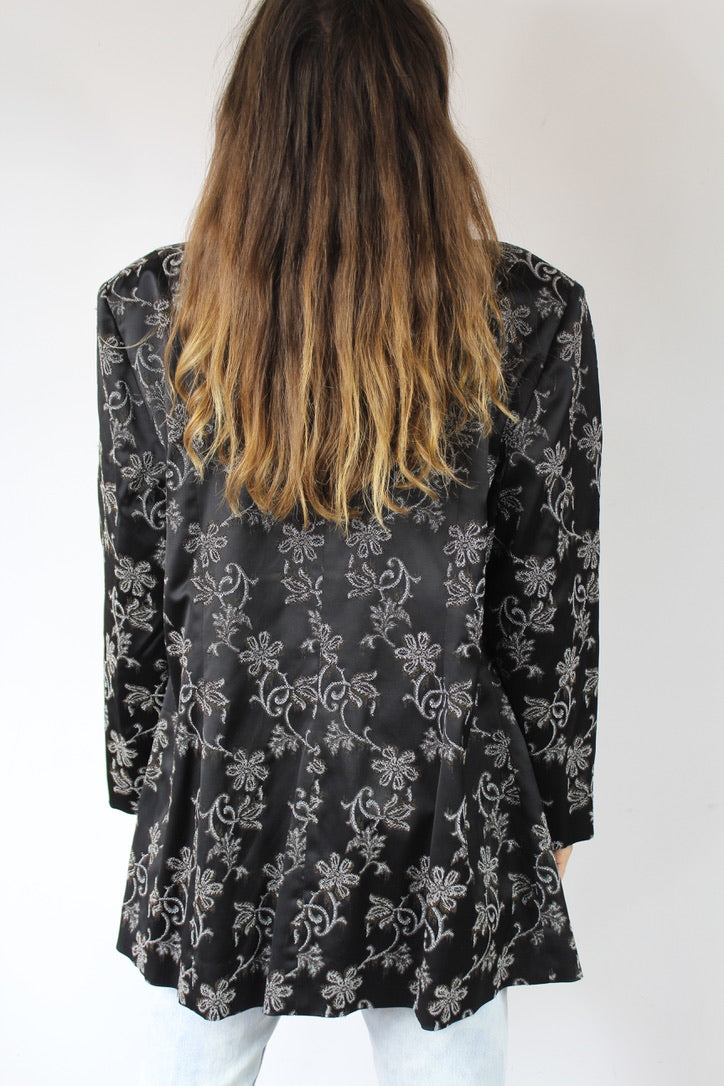 Vest vintage noir motifs fleurs brodés grises Elisabeth Rossignol la friperie vintage 25