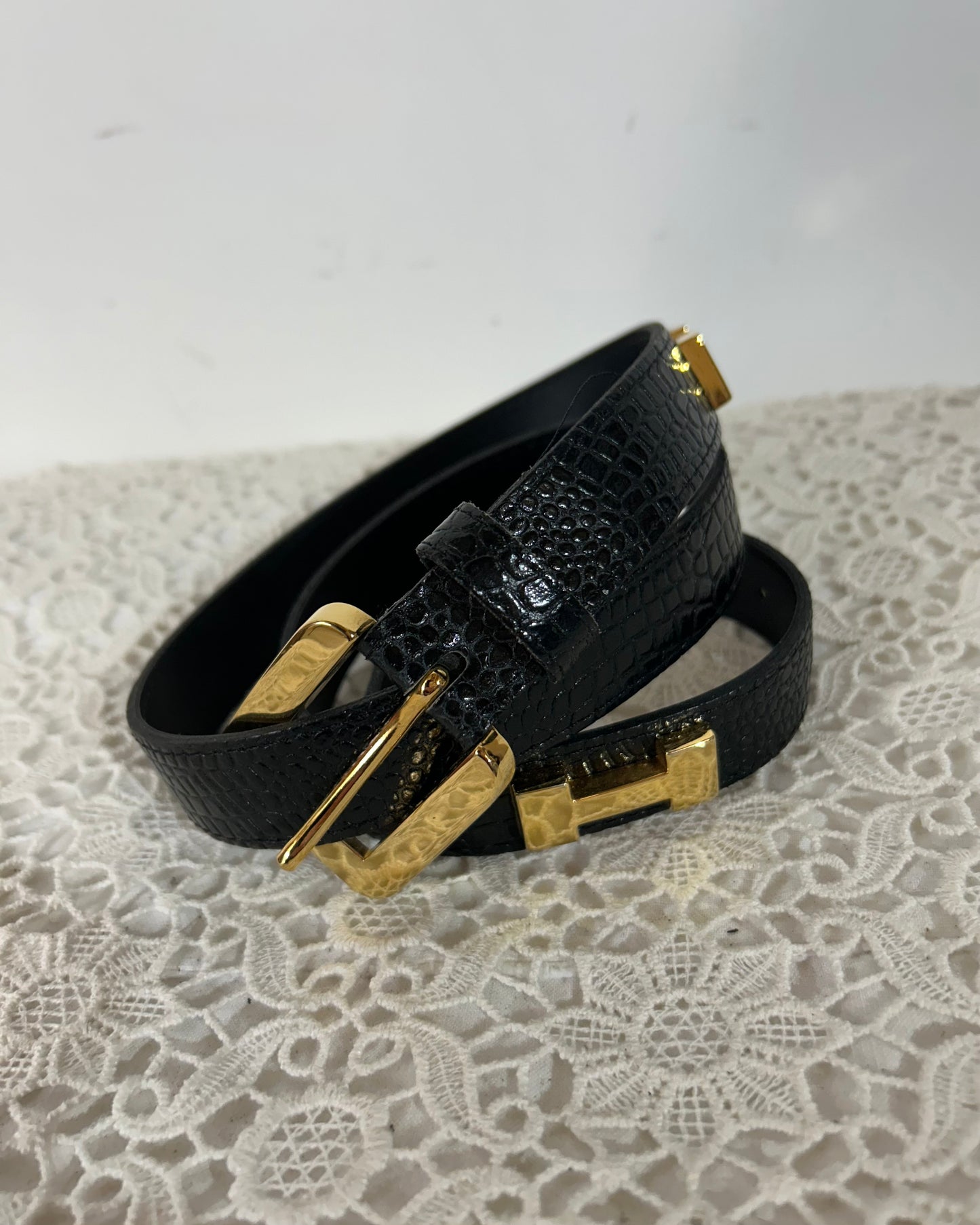 Ceinture vintage cuir noir lettres métalliques H la friperie vintage 25