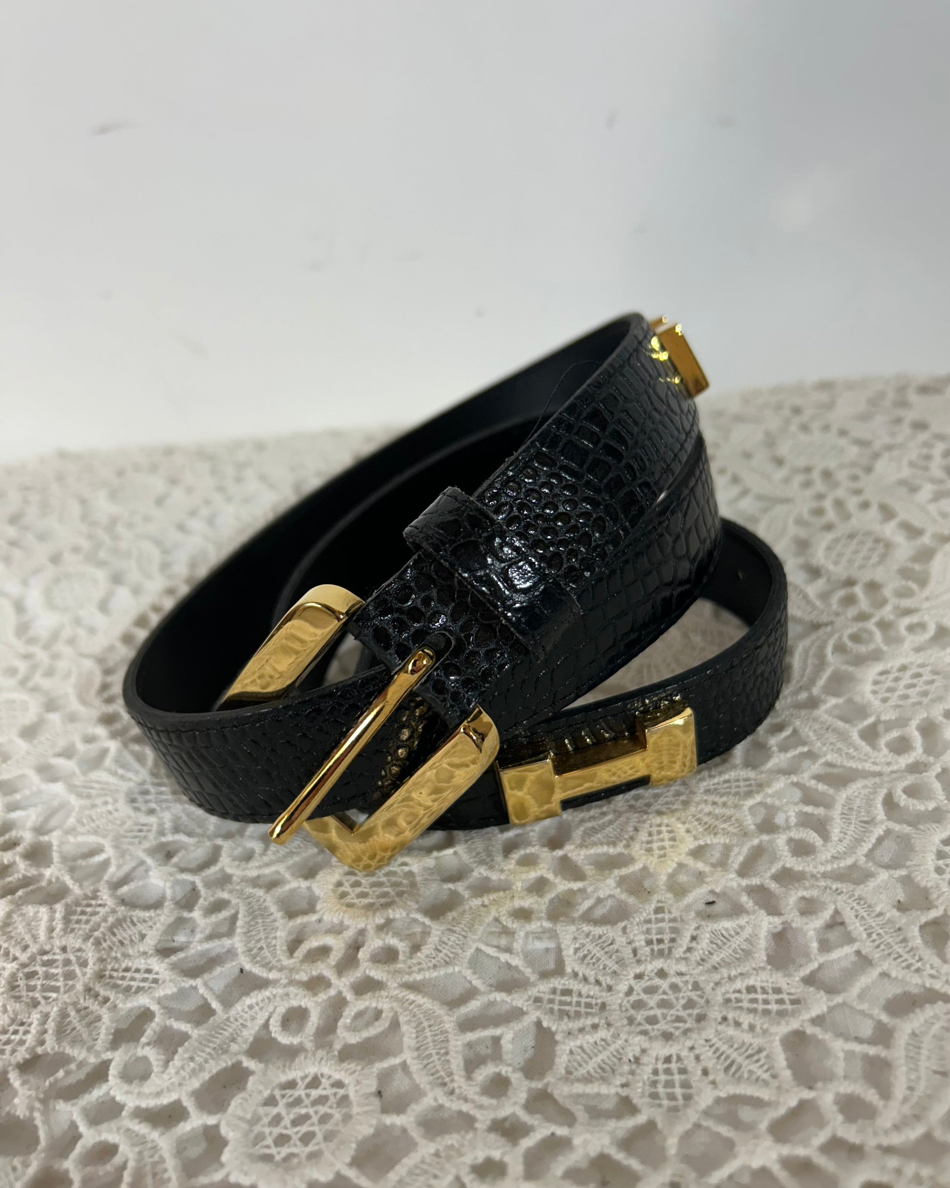 Ceinture vintage cuir noir lettres métalliques H la friperie vintage 25