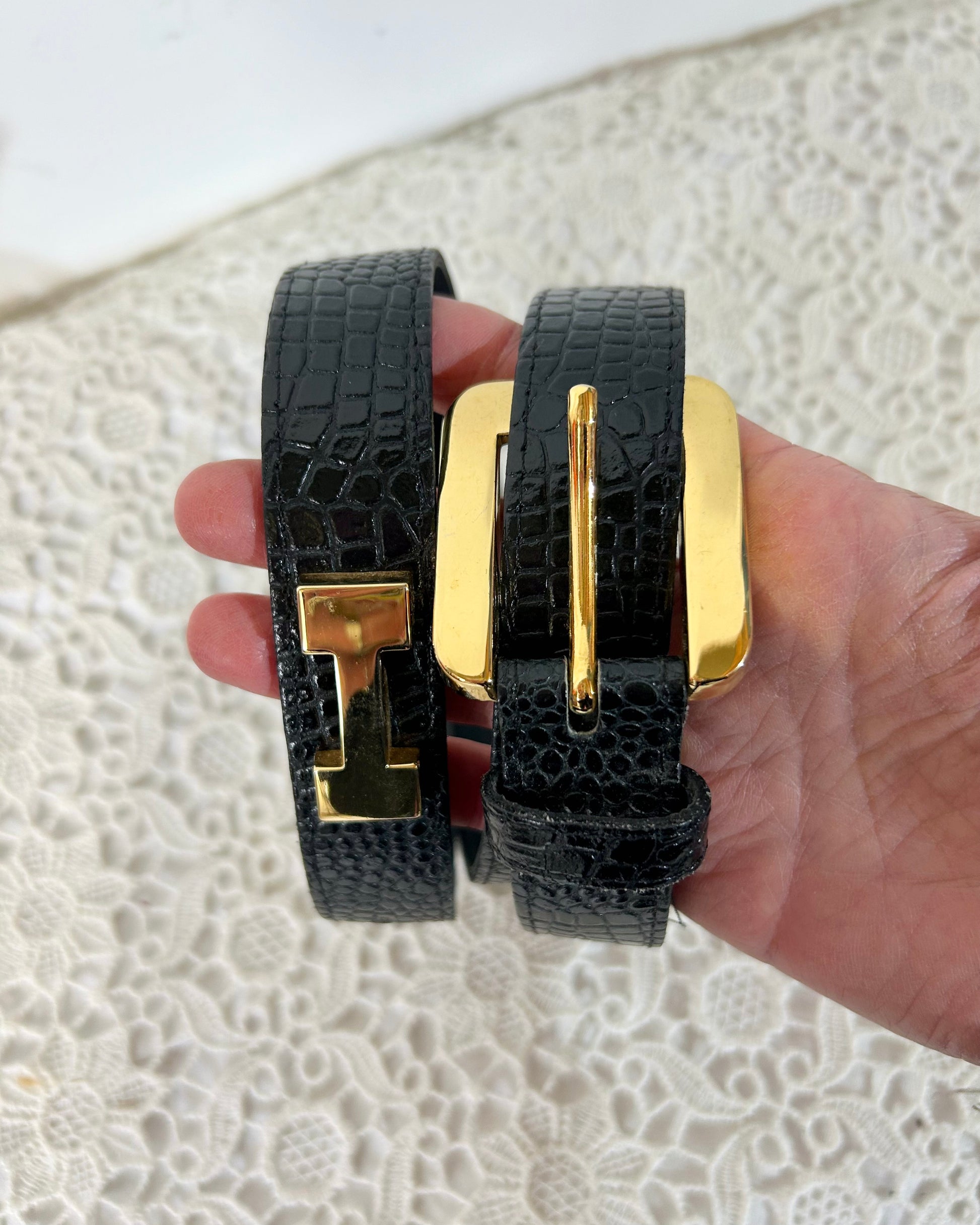 Ceinture vintage cuir noir lettres métalliques H la friperie vintage 25