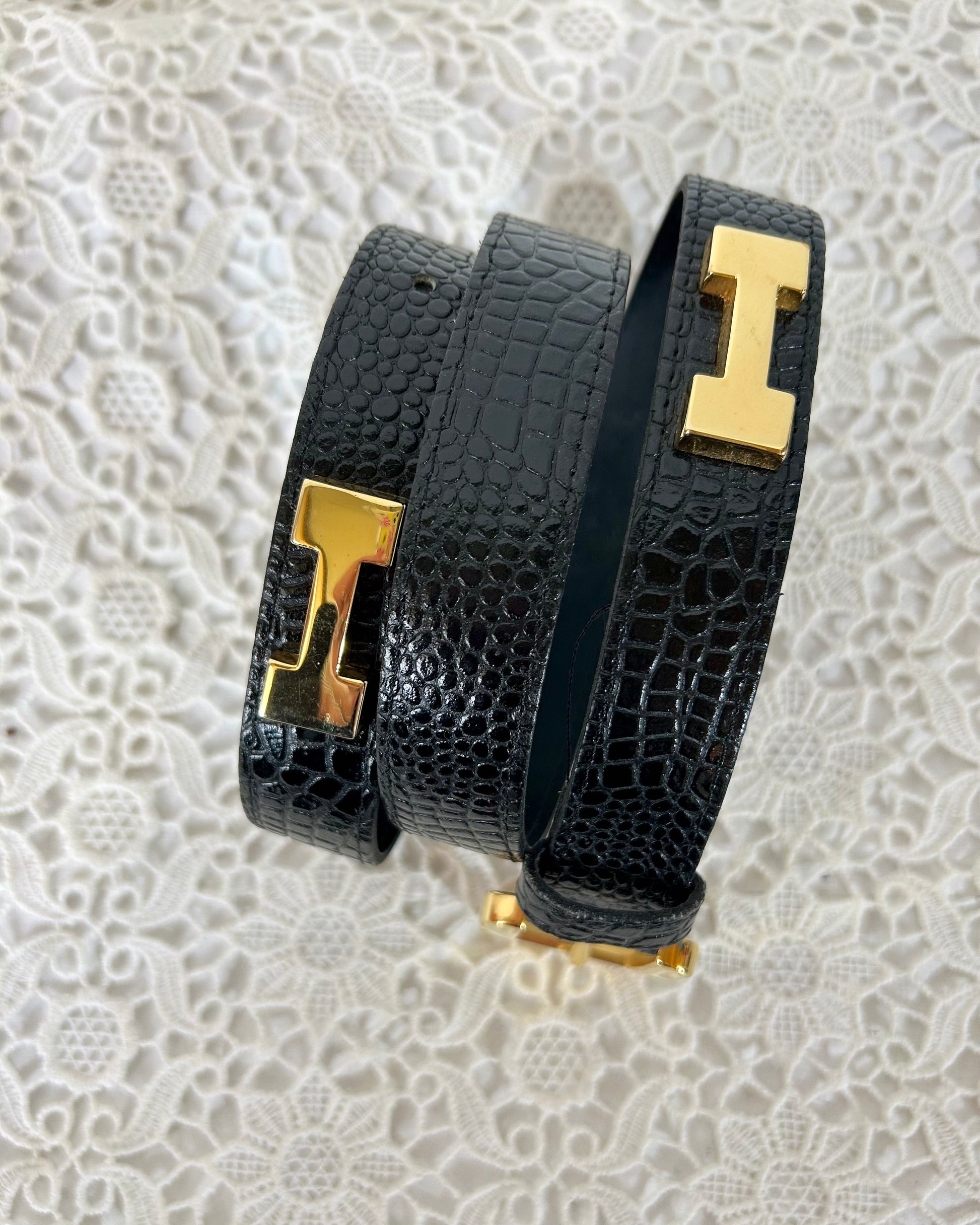 Ceinture vintage cuir noir lettres métalliques H la friperie vintage 25