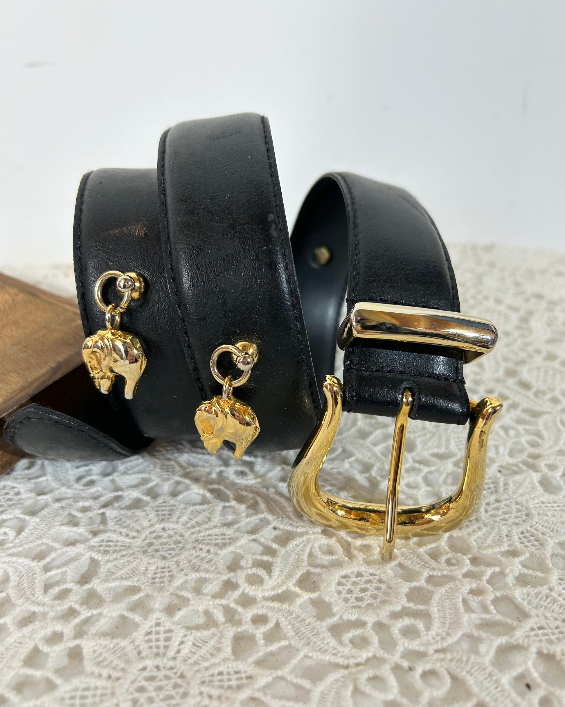 Ceinture en cuir noir et breloques éléphants métal doré Italie la friperie vintage 25