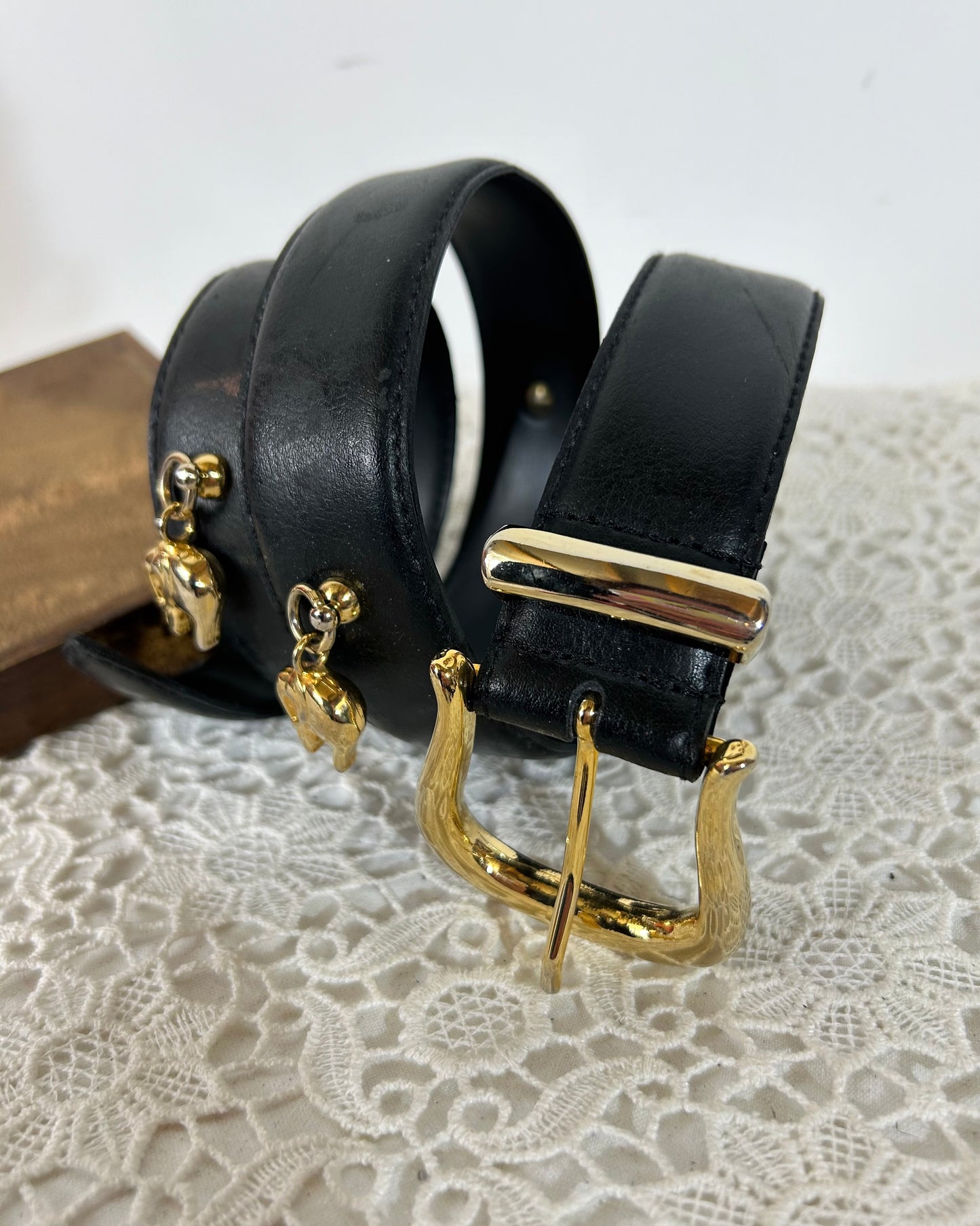 Ceinture en cuir noir et breloques éléphants métal doré Italie la friperie vintage 25