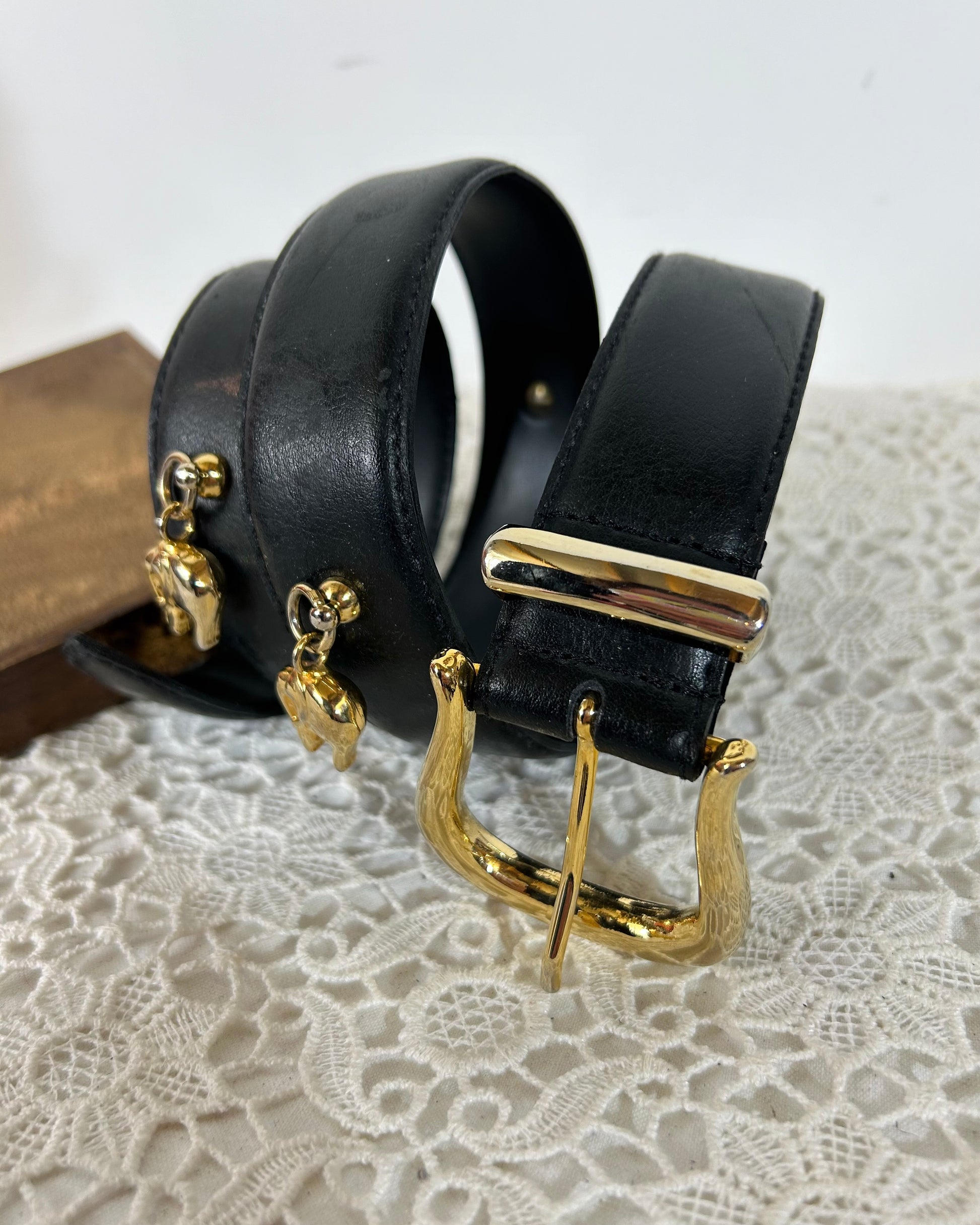 Ceinture en cuir noir et breloques éléphants métal doré Italie la friperie vintage 25