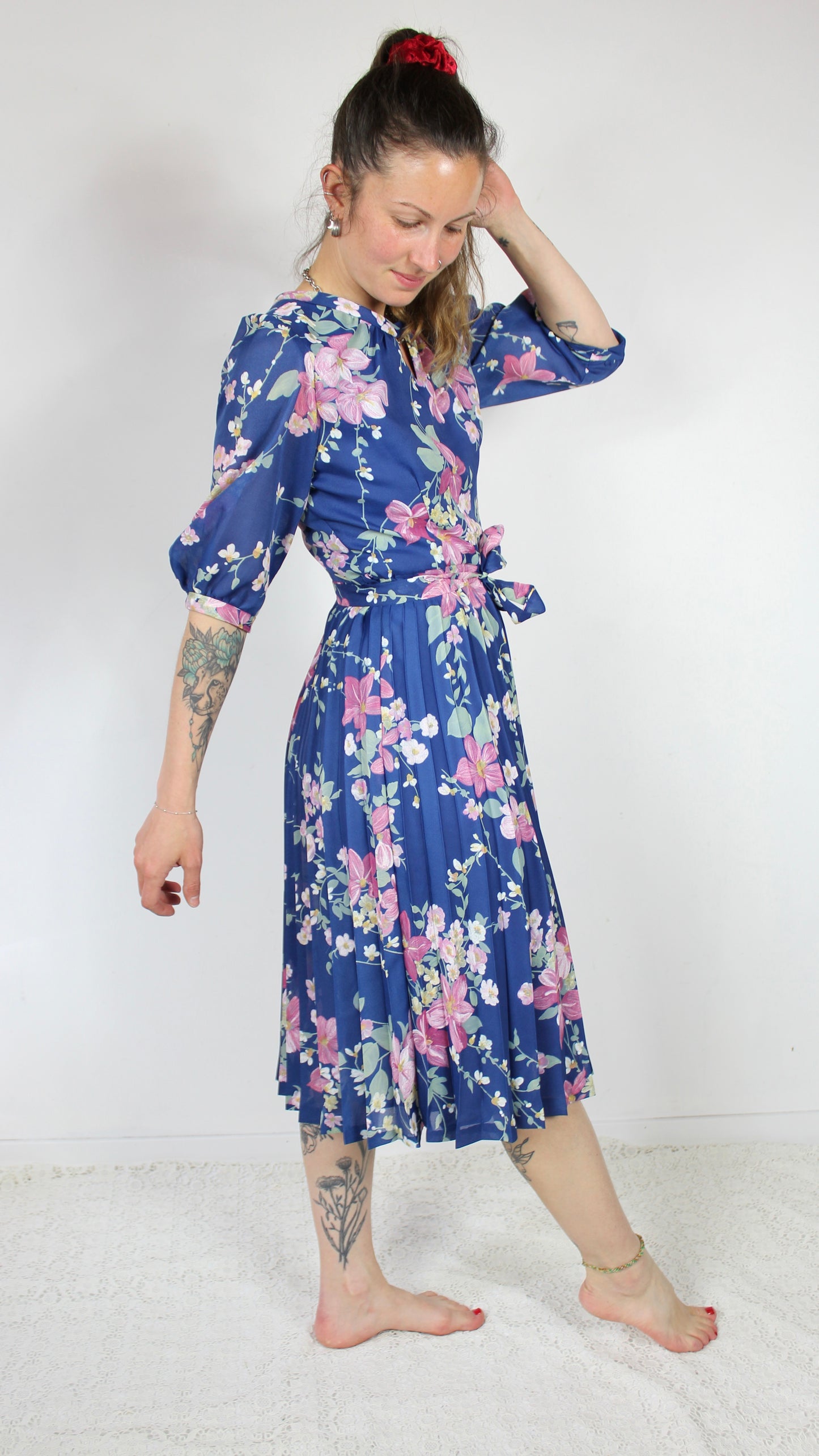 Robe vintage années 80 bleue à fleurs rose manches 3/4 la friperie vintage 25