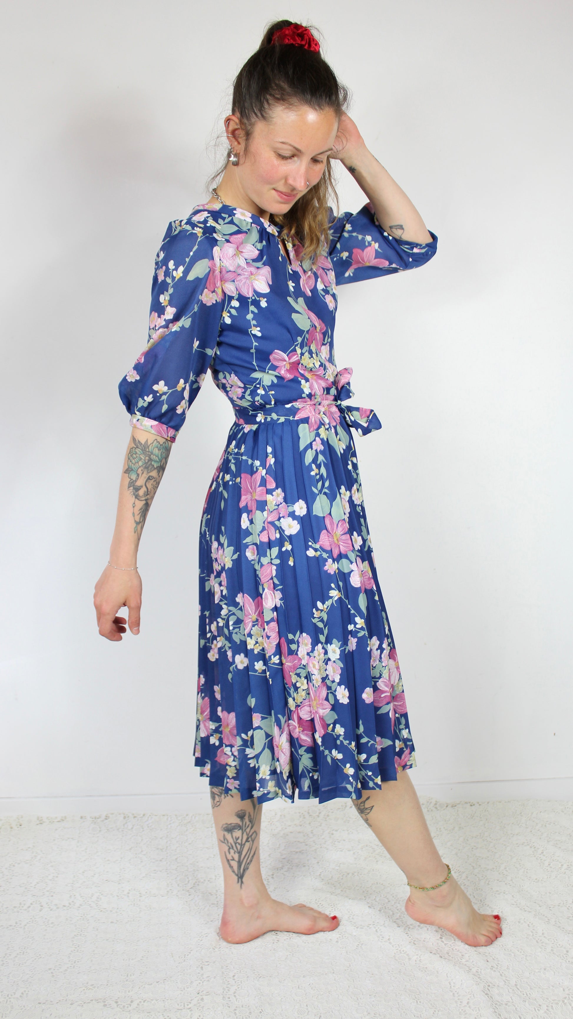 Robe vintage années 80 bleue à fleurs rose manches 3/4 la friperie vintage 25